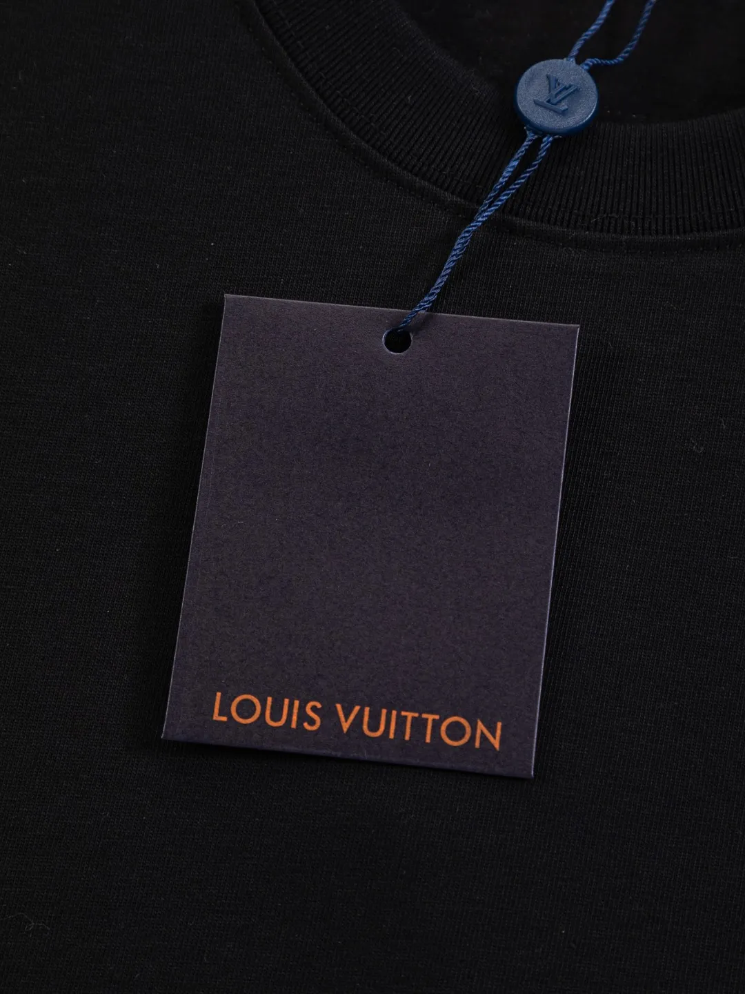 🅿️200 Louis Vuitton 1V LV lv slightly wide version S-XL LV 26ss new products are available at the counter simultaneously. Multiple craftsmanship. Classic simple letters on the chest🪡 embroidery. Simple letters on the back are hollowed out🪡 embroidery. Round neck short-sleeved T-shirt, same style for men and women! Consigned to one-to-one creation. Synchronized with the official website, pure cotton fabrics at the counter! It is close to the skin and comfortable, durable and easy to wear. It has a classic and simple logo design and meticulous original craftsmanship. Short-sleeves, a must-have item for men, do not appear to be the same for the general public, but must be unique and eye-catching. This LV short-sleeve is all about quality, comfort, the same shape and fashion as always, including fabrics and cutting techniques. All of them have been made with great effort! 320 grams of washed pure cotton fabric, pure cotton is breathable, very refreshing and comfortable for daily wear. The rib knitting on the neckline is smooth and tight, and the neckline will not be skewed if you toss it at will. The loose version, you will find that it looks really good on the upper body. The overall is minimalist and neat, super versatile for daily use! Pair it casually with a pair of pants for a youthful look. A T-shirt will make your outfit crazy. It is a fashionable item that can never go wrong! Color: Black White Size: S-XL Size chart: S: Shoulder width 50-Bust 56-Length 70 M: Shoulder width 52-Bust 57-Length 72 L: Shoulder width 54-Bust 59-Length 74 XL: Shoulder width 56-Bust 62-Length 76